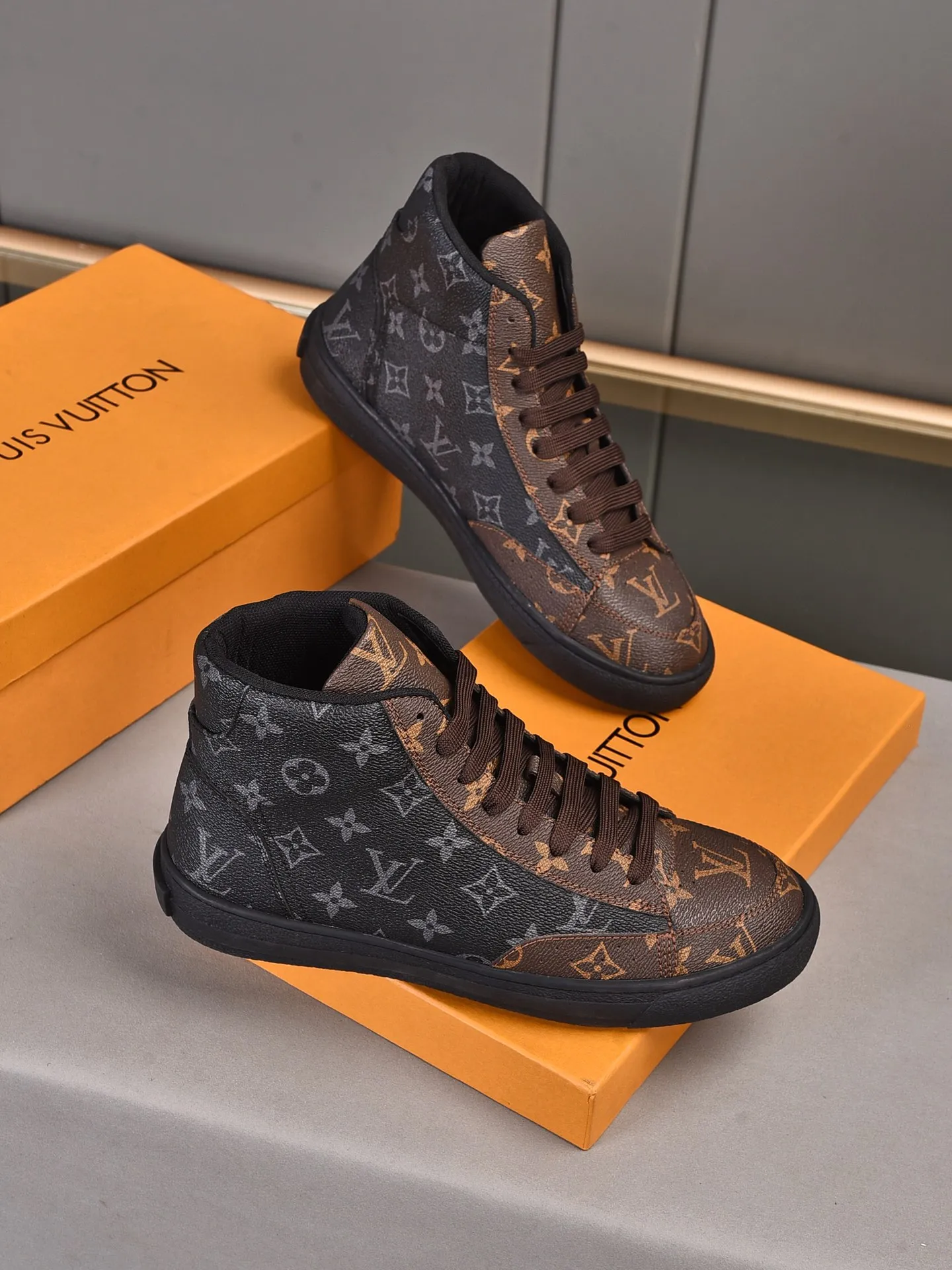 💰💰💰P440 [Latest LV high-top model] New casual Korean-style men's shoes, new autumn and winter design, perfect workmanship, cabinet quality, upper PVC material, breathable mesh lining; soft and comfortable, original rubber outsole super light Wear-resistant, simple, versatile fashion men's shoes, bright colors Two colors available Size 38--44 (45 46 customized)